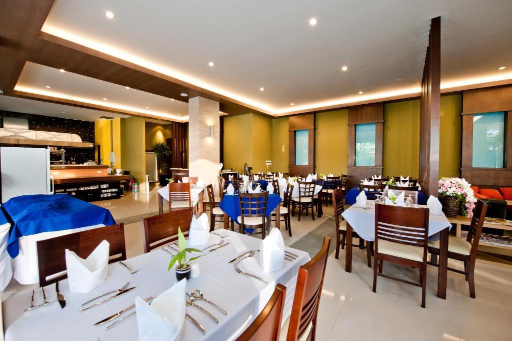 Blue Sky Patong Hotel Bagian luar foto