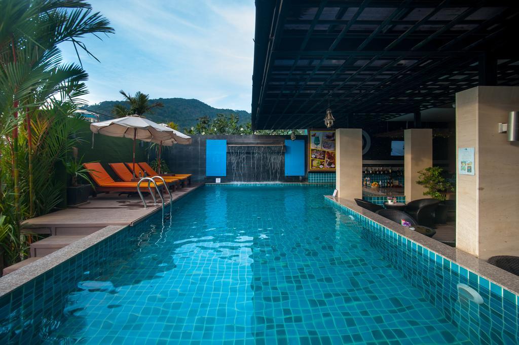 Blue Sky Patong Hotel Bagian luar foto