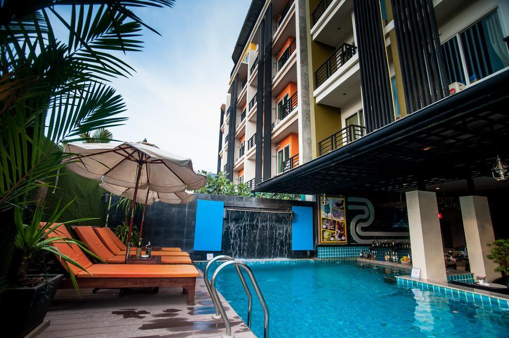 Blue Sky Patong Hotel Bagian luar foto