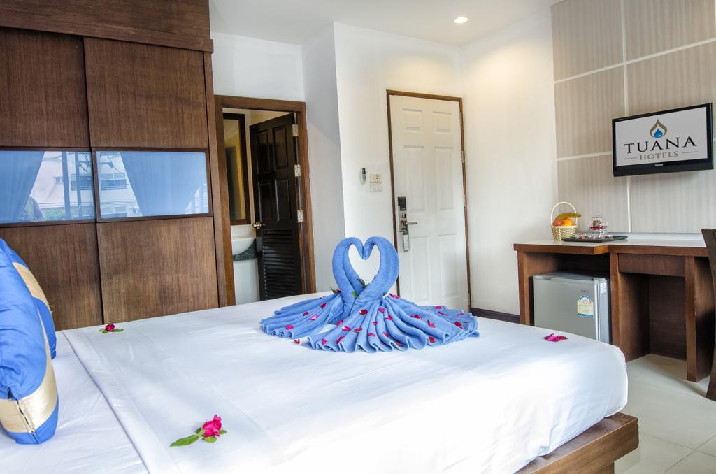 Blue Sky Patong Hotel Bagian luar foto