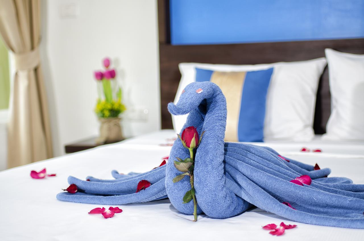 Blue Sky Patong Hotel Bagian luar foto