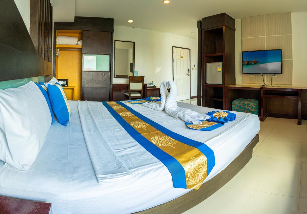 Blue Sky Patong Hotel Bagian luar foto